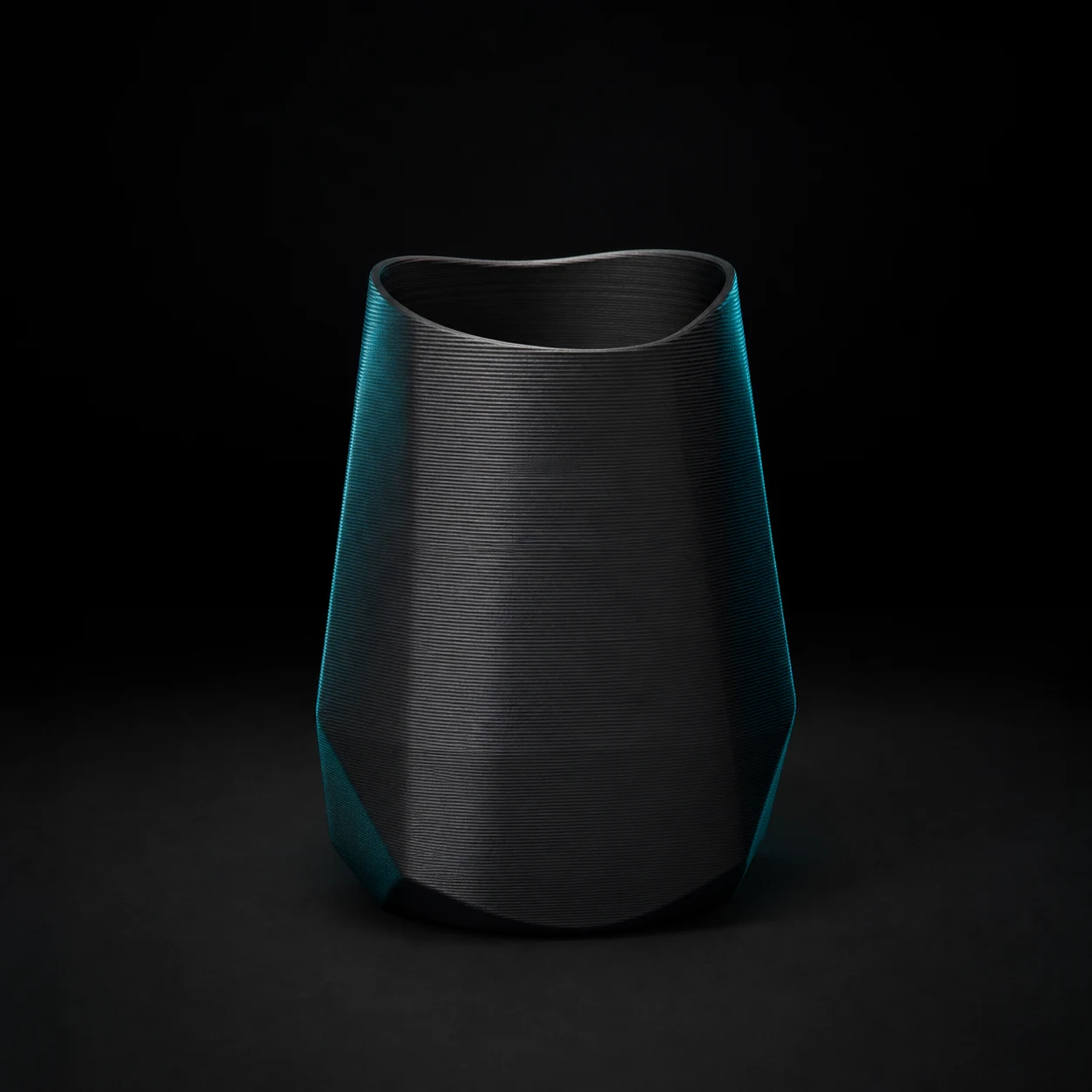 Vaso stratificato in materiale nero prodotto tramite stampa 3D