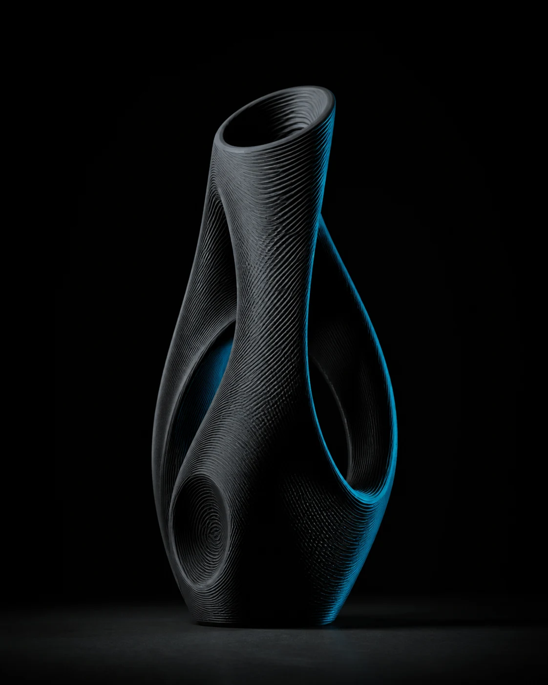 Oggetto scultoreo in materiale nero prodotto tramite stampa 3D